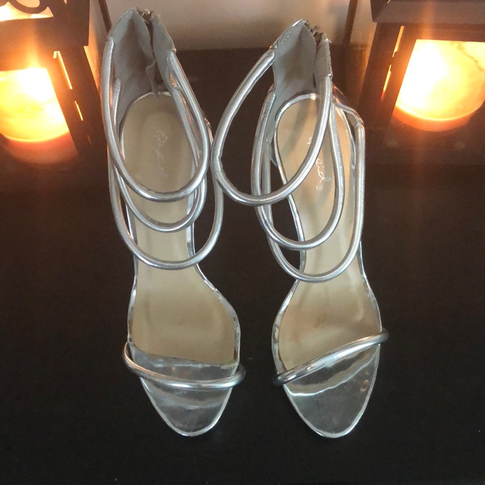 Silver Loop Heels - Picture 2 of 3
